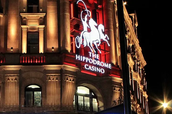 Người chơi poker bị cấm vì chiến thuật 'hit-and-run' kiện sòng bạc London
