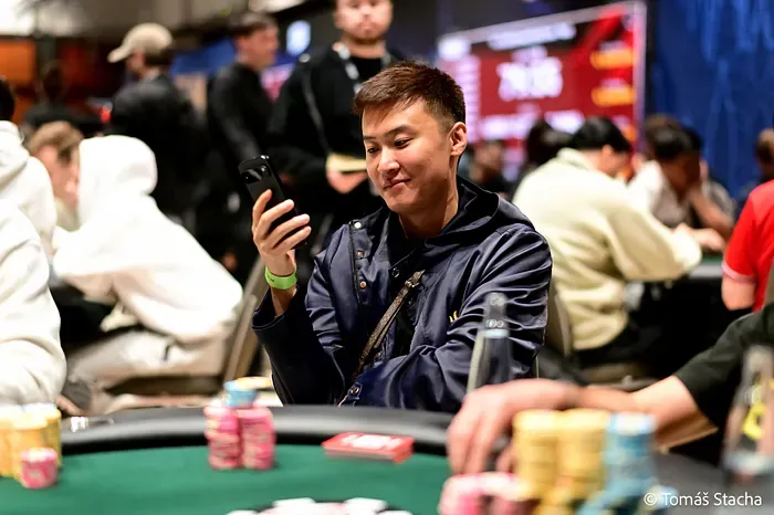 Negreanu trở lại Ngày 2 của $25k Heads-Up
