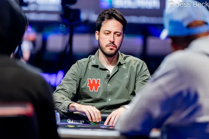 Adrian Mateos Luôn Có Bài
