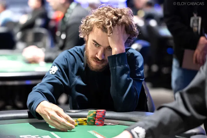 Chris Frank dẫn đầu, Negreanu bám sát
