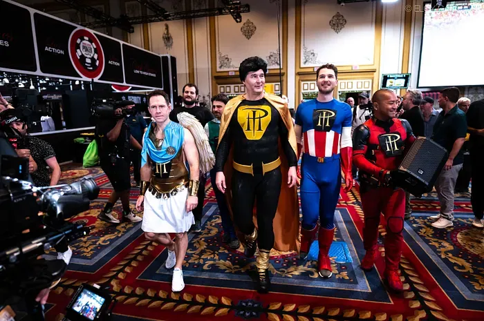 Xem: Phil Hellmuth hóa thân thành 'siêu anh hùng' trong màn ra mắt hàng năm tại WSOP Main Event