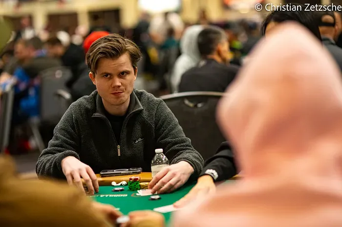 Poker thủ vô tình all-in vào bài mạnh, vươn lên dẫn chip tại WSOP