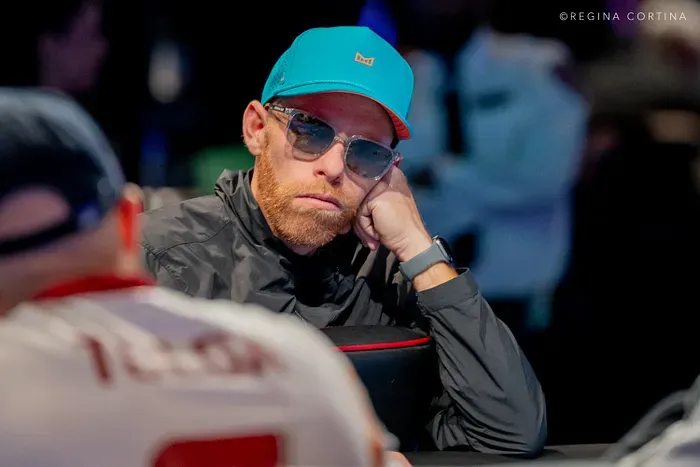Seat 4: Greg Mueller (Canada) — 48,5 triệu chip (32 BB)