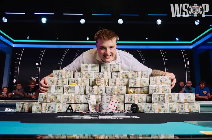 Lucas Jumalon lên ngôi vô địch WSOP Main Event 2026 sau khi dẫn đầu từ đầu đến cuối tại bàn cuối
