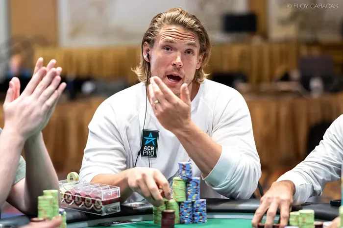 Cách Alex Foxen chơi Ace-King có tối ưu? Lucas Robinson phân tích