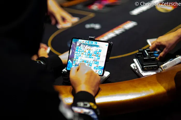 Cấm điện thoại tại bàn chơi: Giải pháp cho các cáo buộc gian lận poker lớn?