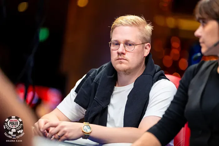 Veldhuis chạm tay gần nhất đến vòng tay WSOP